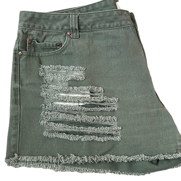 FIREVER 21 SHORTS SIZE 14  GREEN DISTRESSED - Picture 6 of 8